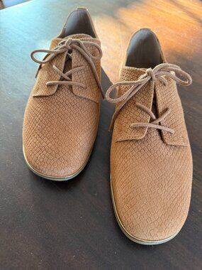 NEW Calvin Klein Suede Oxfords in Honey, Size 8 - 8.5